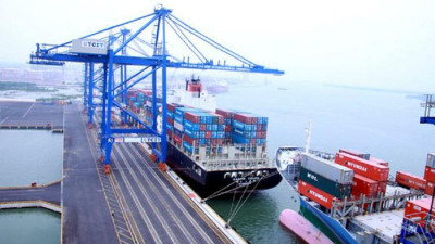Bốc dỡ hàng tại cảng Phú Mỹ