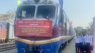 Trên 200 tấn nông sản đầu tiên năm Giáp Thìn khởi hành từ ga Sóng Thần đi Trung Quốc