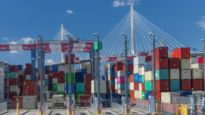 Lượng hàng hóa qua cảng Long Beach quay đầu giảm trong tháng 5/2025
